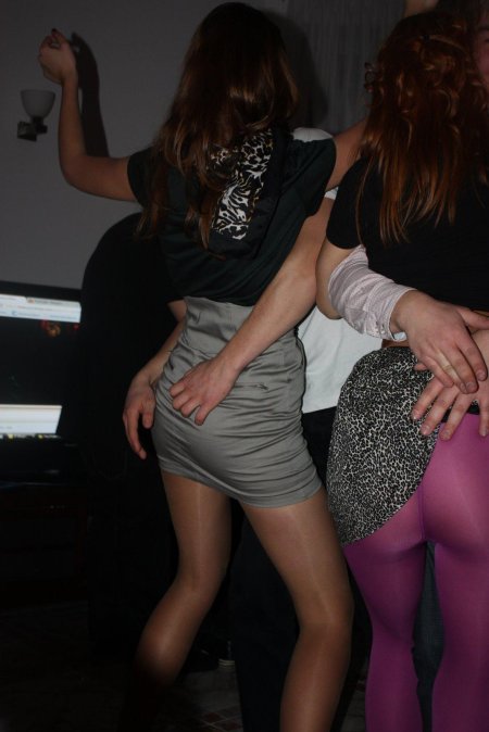 Под юбкой в клубе