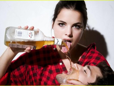 Девушка пьет алкоголь