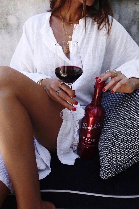 Девушка с бутылкой вина