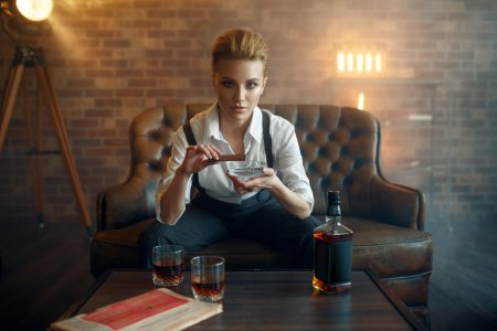 Девушка с бокалом виски