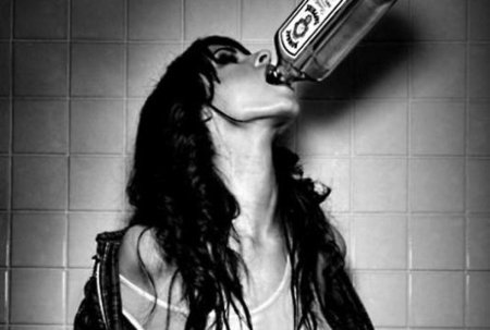 Красивая девушка с бутылкой