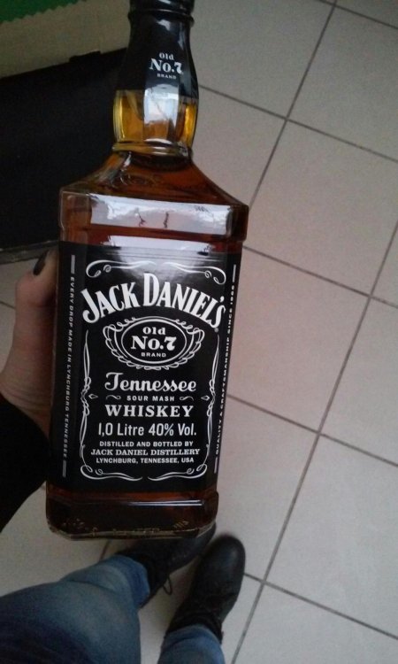 Виски джек дэниэлс на столе