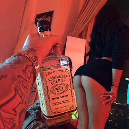 Девушка с бухлом