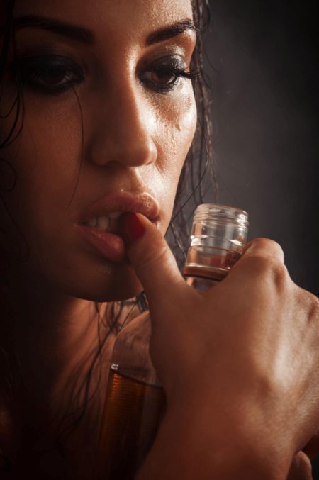 Девушка пьет вино и плачет