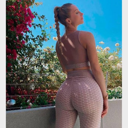 Красивая девушка в лосинах