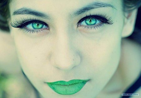 Глаза изумрудного цвета