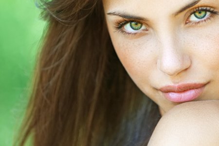 Шатенка с зелеными глазами