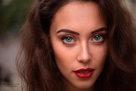 Зеленые глаза у девушек