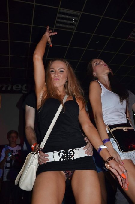 Девушки без трусиков в клубе