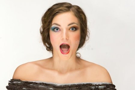 Женщина с открытым ртом