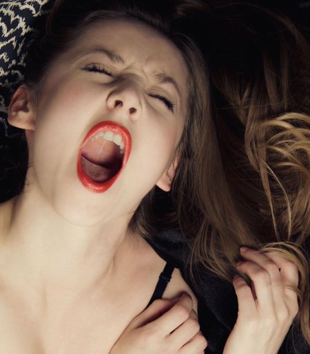 Женщина стонет