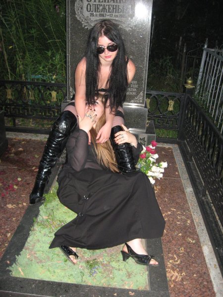 Девушка на кладбище