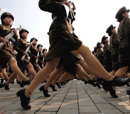 Парад северной кореи женщины маршируют