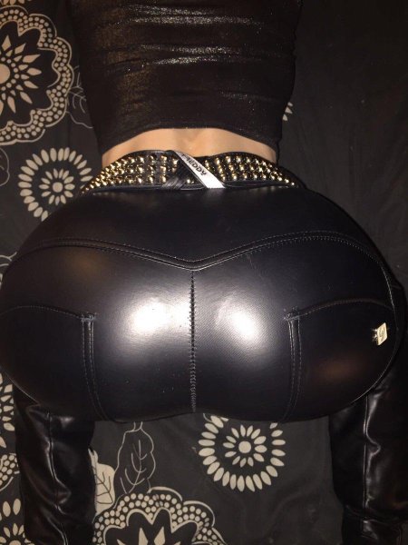 Попа в кожаных штанах