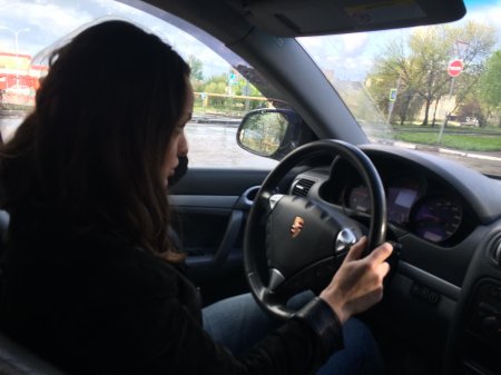 За рулем порше кайен