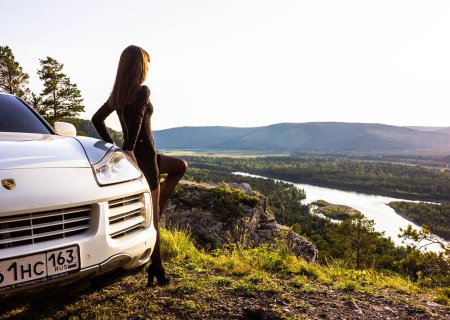 Порше кайен и девушка