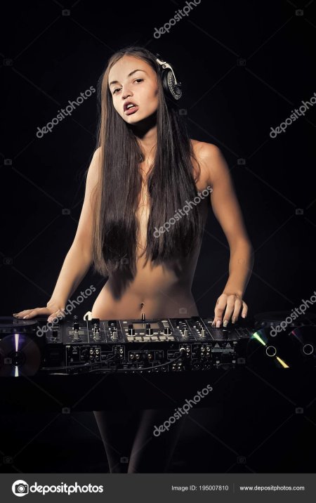 Красивая девушка диджей