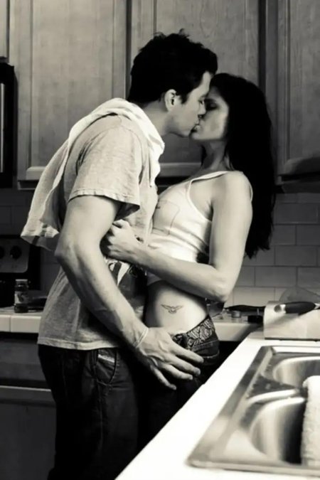 Страстные поцелуи на столе