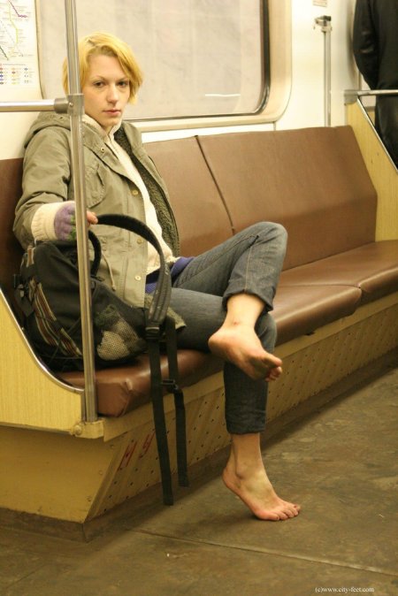 Анна тараданова босиком в метро