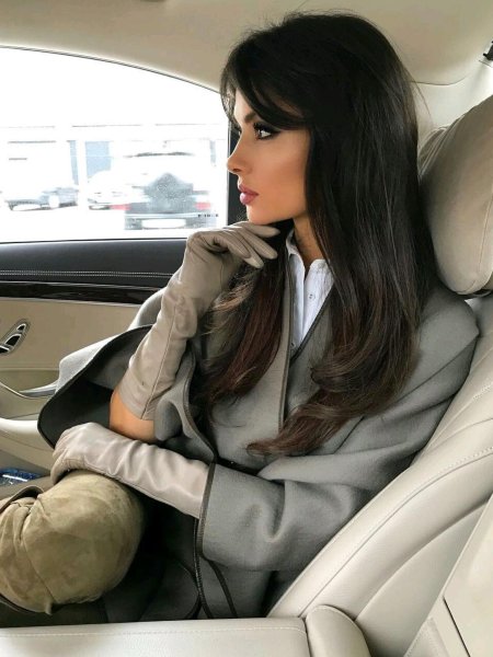 Стильная брюнетка