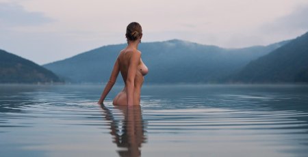 Голые девушки на берегу