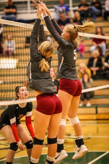 Волейболистки в шортах