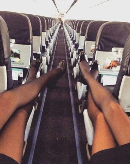 Ножки девушек в самолете