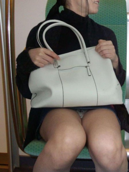 У женщин под юбкой в транспорте