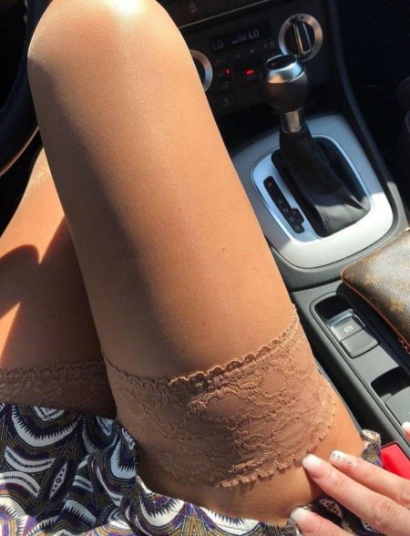 Женские ноги в автомобиле