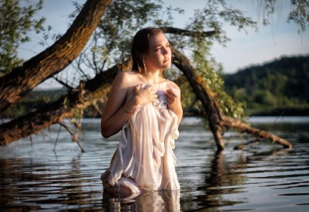 Девушки купаются