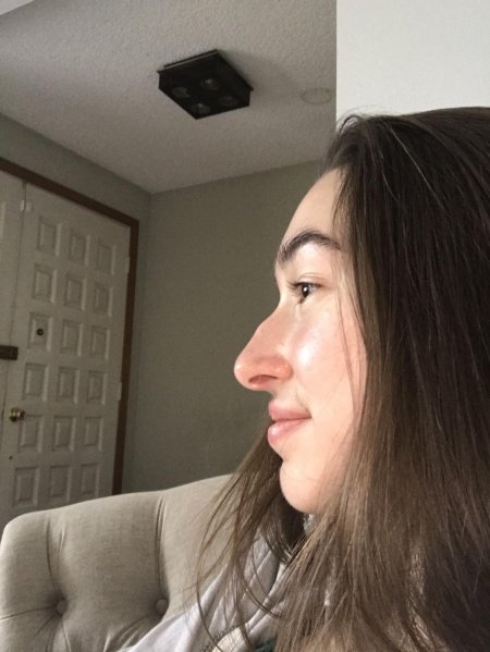 Девушка с большим носом