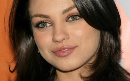 Мила кунис гетерохромия