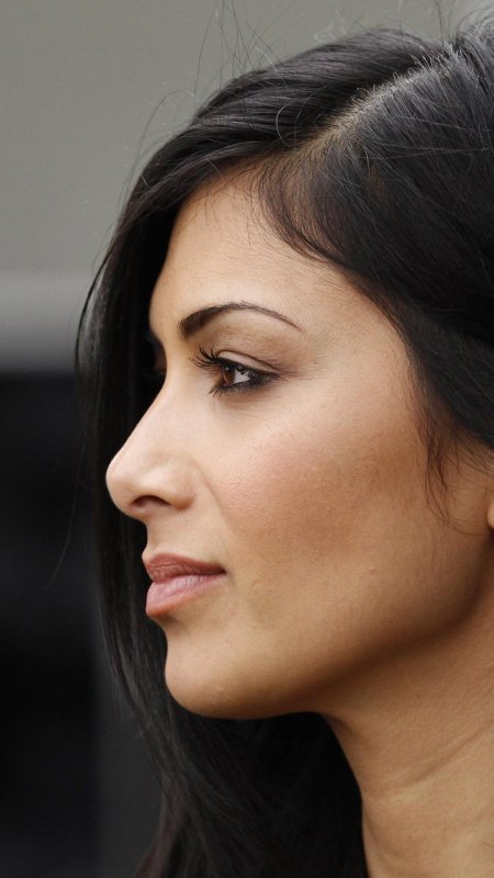 Николь шерзингер в профиль