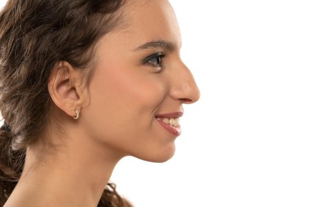 Красивый нос с горбинкой