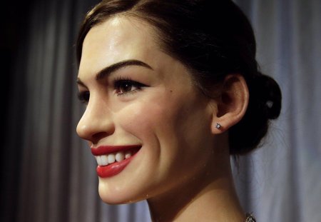 Энн хэтэуэй нос