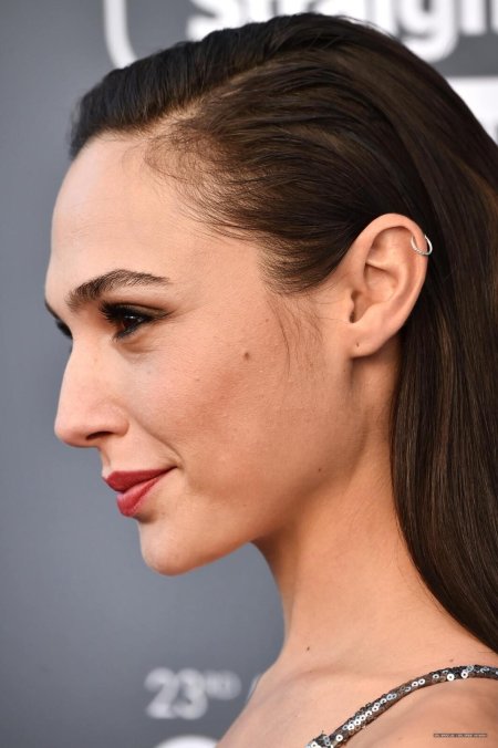 Галь гадот профиль