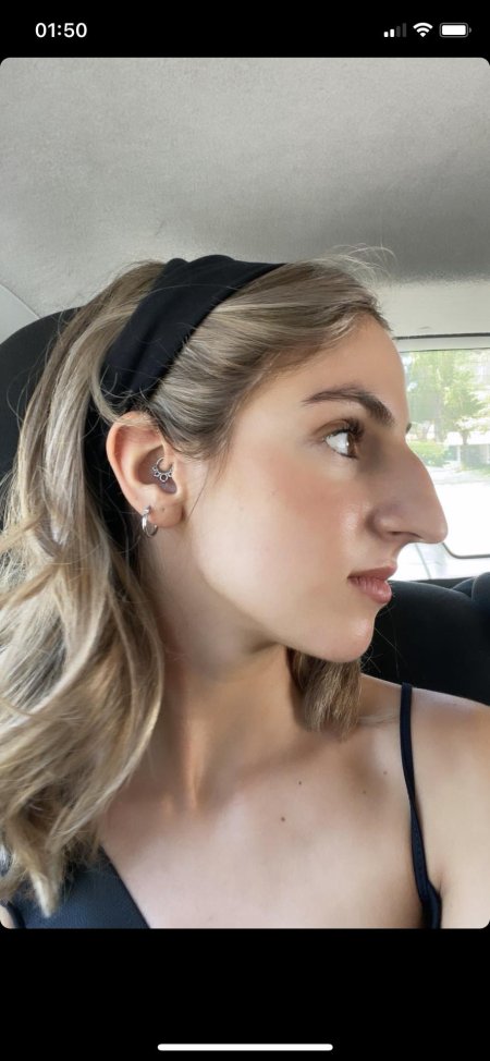 Девушка с горбинкой на носу