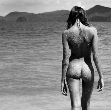 Голые девки на пляже в песке