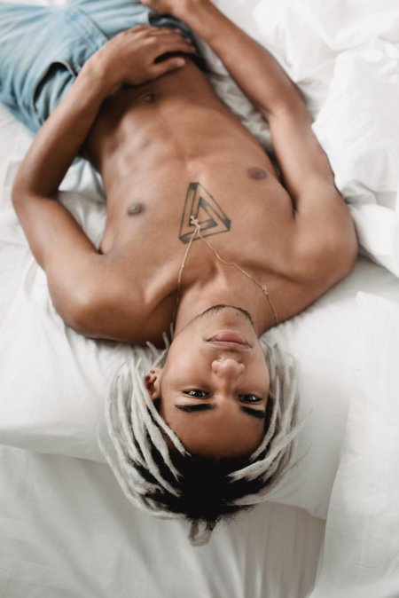 Мужчина с дредами