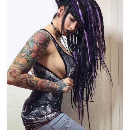 Девушка с дредами секси