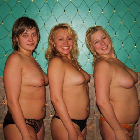 Группа женщин разных возрастов голые