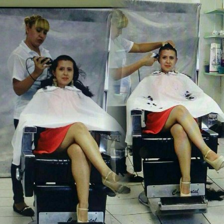 Лысая девушка в парикмахерской