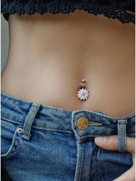 Девушка с пирсингом в пупке