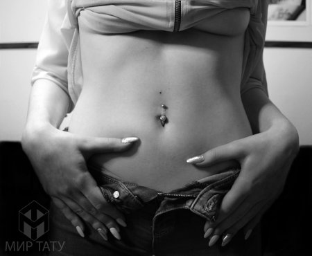 Женщина с пирсингом пупка