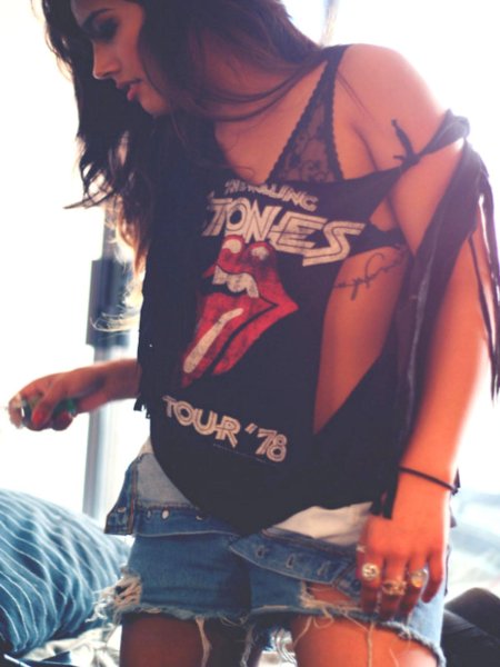 Стильные женские футболки рок