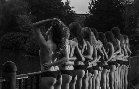 Студенты разделись для фотосессии