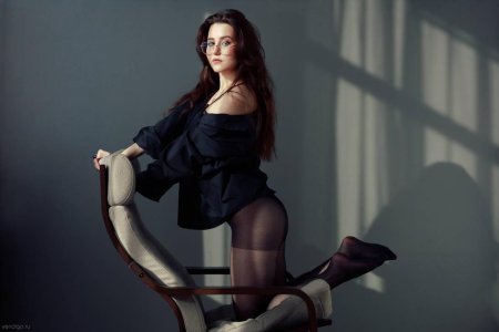 Красивая девушка в колготках