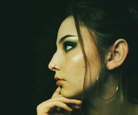 Красивый нос с горбинкой