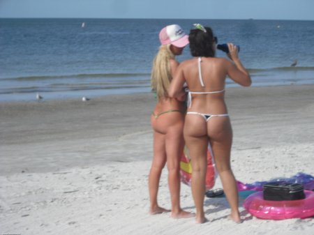 Красивые девушки в стрингах на пляже