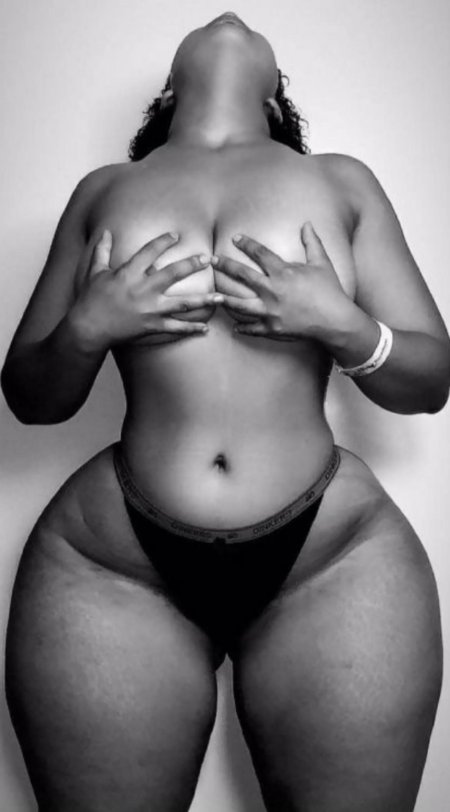 Огромные женские бедра